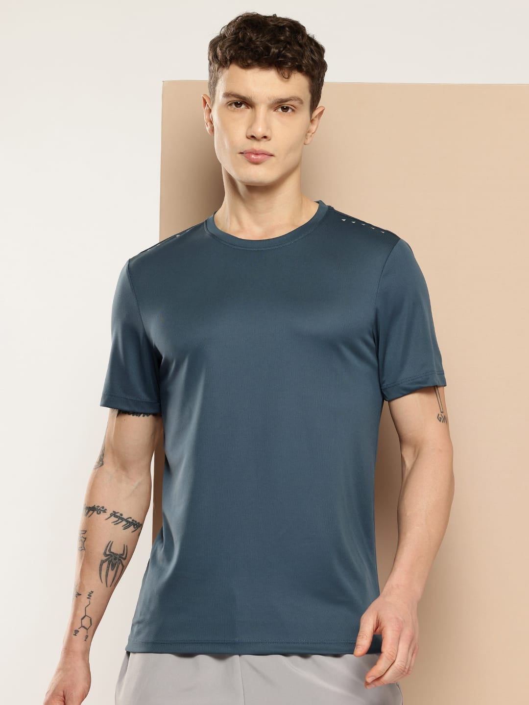 ALCIS MEN SOLID BALANCE REGULAR FIT TEE