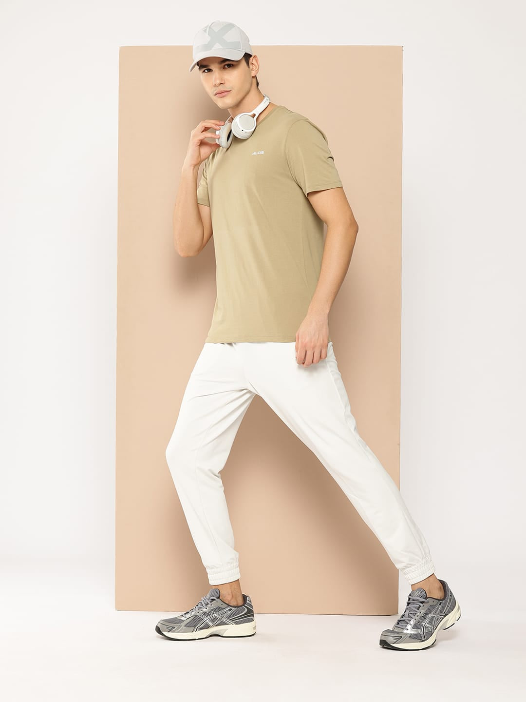 Alcis Men Beige Typography Printed Slim Fit T-shirt