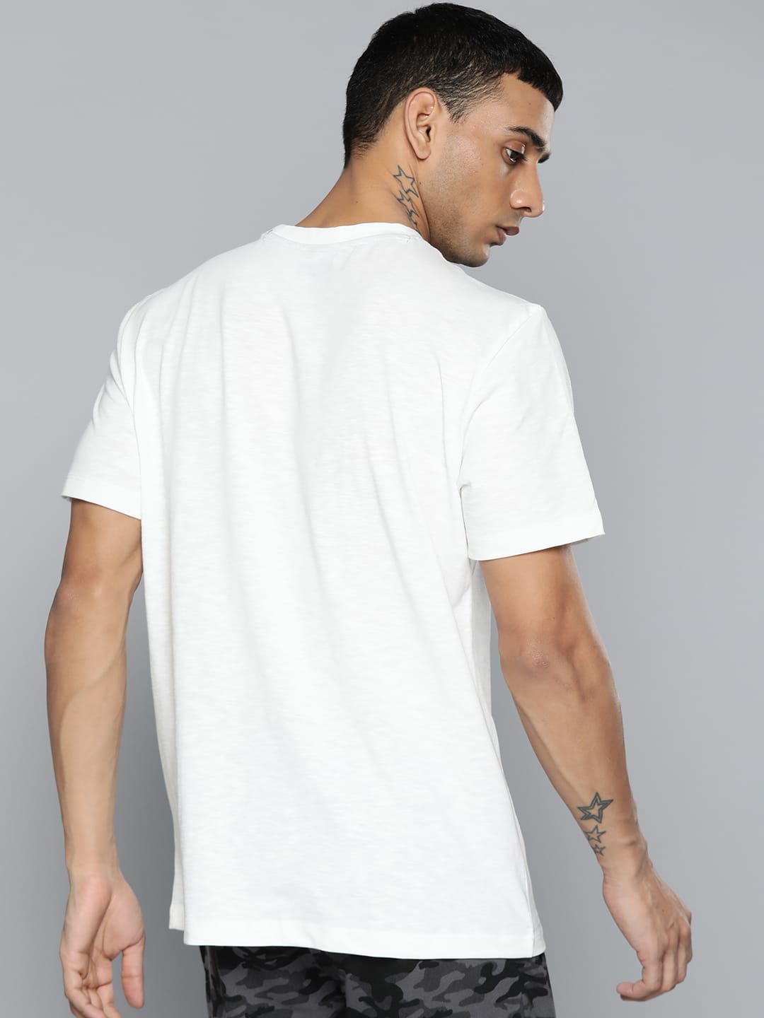 Alcis Men White & Beige Typography Printed Slim Fit T-shirt