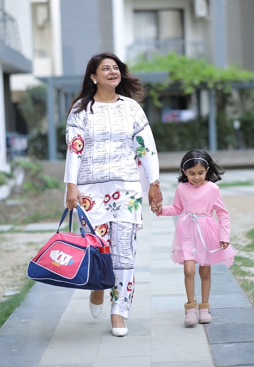 Flip Black Junior 33L|Skating/Gym/Sports/Travel Bag|Inline Roller Equipment Bag||Quad Ice Skates Kit|Kitbag|Easy Access Pocket|2 Bottle Holders|Compartment Fits in Helmet & Skates 6"