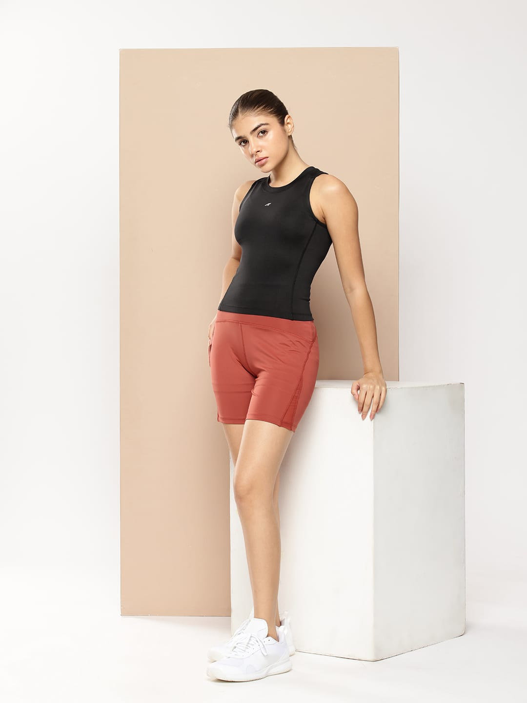 SMOOTH CURVE CROP TOP